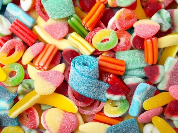 Governo detecta arsênico cancerígeno em chocolates infantis de 28 marcas e acende alerta entre pais