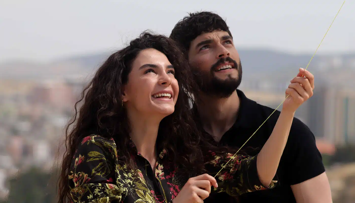 revistapazes.com - Essa &eacute; uma das s&eacute;ries turcas mais amadas do mundo... E tem uma hist&oacute;ria de amor que come&ccedil;a do jeito errado
