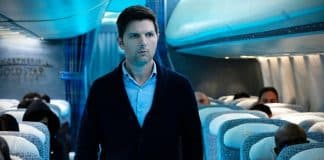 Um homem embarca tranquilo… até descobrir que o avião em que está é o mesmo que um podcast diz que vai desaparecer Passageiro ouve podcast sobre avião desaparecido e percebe algo perturbador