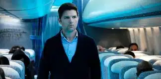 Um homem embarca tranquilo… até descobrir que o avião em que está é o mesmo que um podcast diz que vai desaparecer