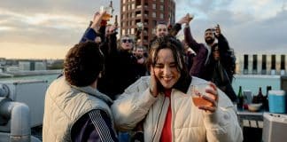 O filme da Netflix em que uma mulher descobre o autismo aos 35 e precisa reconstruir tudo o que achava sobre si