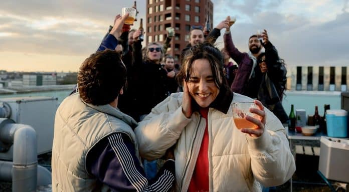 O filme da Netflix em que uma mulher descobre o autismo aos 35 e precisa reconstruir tudo o que achava sobre si