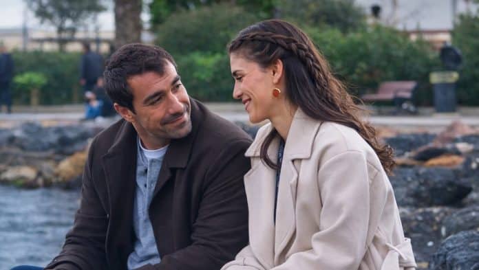 Essa série turca chegou discreta na Netflix… Mas o romance proibido tá deixando todo mundo engajado com a trama