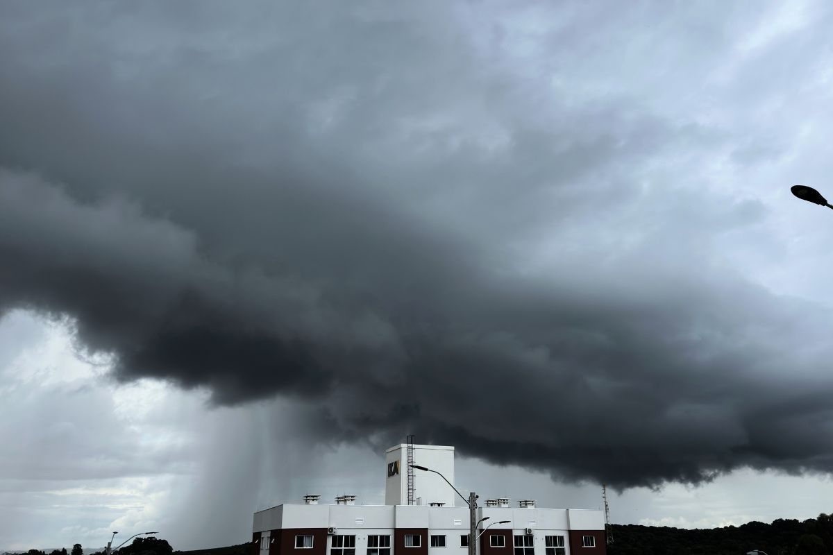 Mudança radical no tempo: frente fria com tempestades chega em breve e derruba o calor revistapazes.com - Mudança radical no tempo: frente fria com tempestades chega em breve e derruba o calor