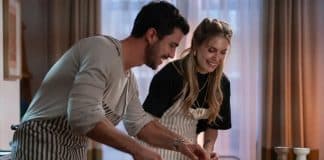 A comédia romântica leve e deliciosa que acaba de chegar à Netflix para salvar seu dia de preguiça