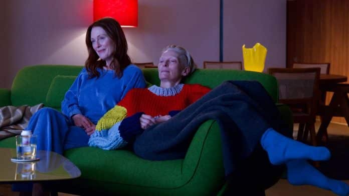 Tilda Swinton e Julianne Moore brilham em filmaço premiado que chegou ao catálogo da Netflix