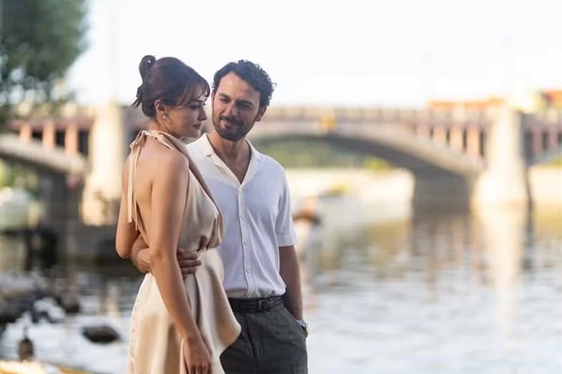 revistapazes.com - Ela jurou prender todos, mas o alvo da Interpol &eacute; o seu ex-namorado! Novo filme da Netflix vai te surpreender!