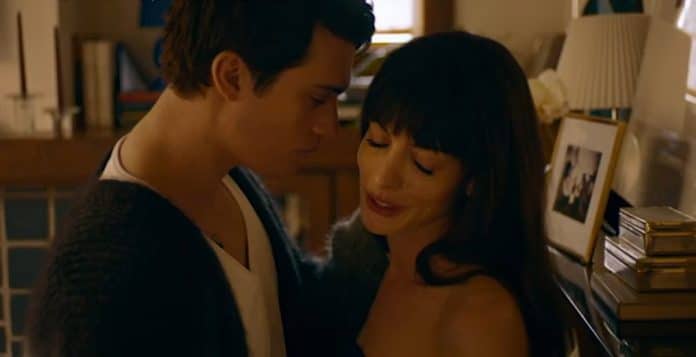 Mãe de 40 anos se rende ao charme de cantor mais jovem em trama viciante e ousada que chegou no streaming