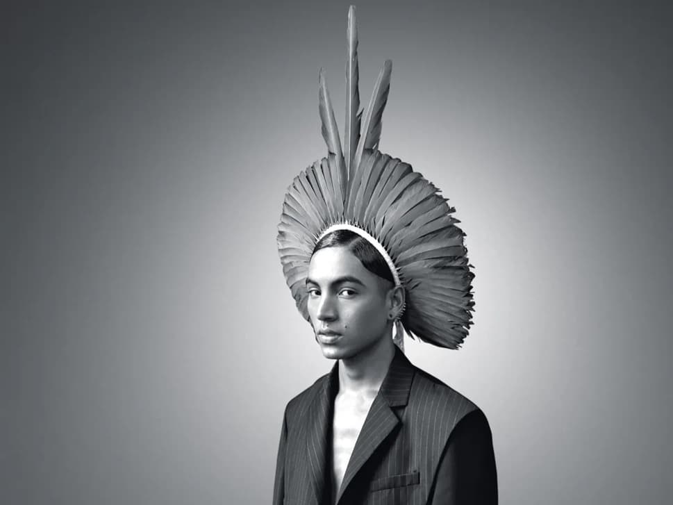 revistapazes.com - Nem ele acreditou: a hist&oacute;ria do ind&iacute;gena que saiu do Brasil para virar a sensa&ccedil;&atilde;o da Armani em Paris