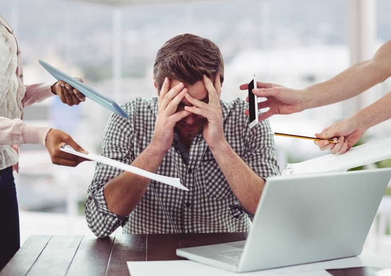revistapazes.com - O perigo de ser produtivo demais: quando o trabalho vira um ref&uacute;gio para n&atilde;o sentir
