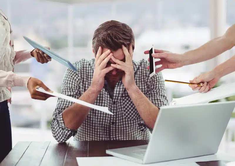 revistapazes.com - O perigo de ser produtivo demais: quando o trabalho vira um ref&uacute;gio para n&atilde;o sentir