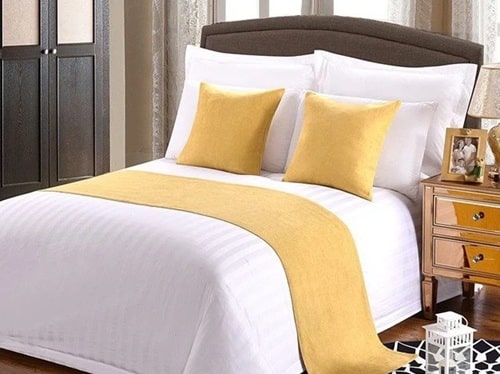 revistapazes.com - Por que os hot&eacute;is colocam uma faixa de tecido sobre a cama? Muitos desconhecem sua utilidade