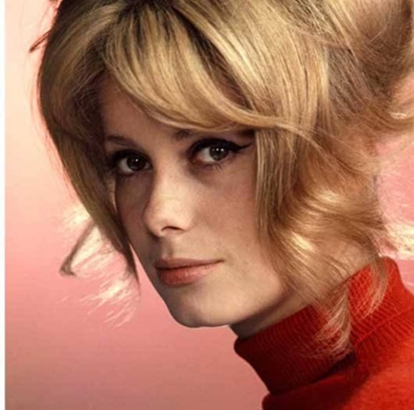 revistapazes.com - Atriz Catherine Deneuve, 81, revela a bebida simples que sempre toma de manh&atilde; para ter uma pele bonita