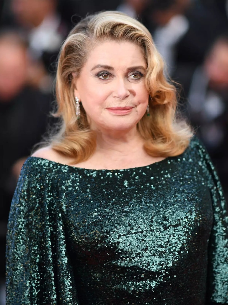 revistapazes.com - Atriz Catherine Deneuve, 81, revela a bebida simples que sempre toma de manh&atilde; para ter uma pele bonita
