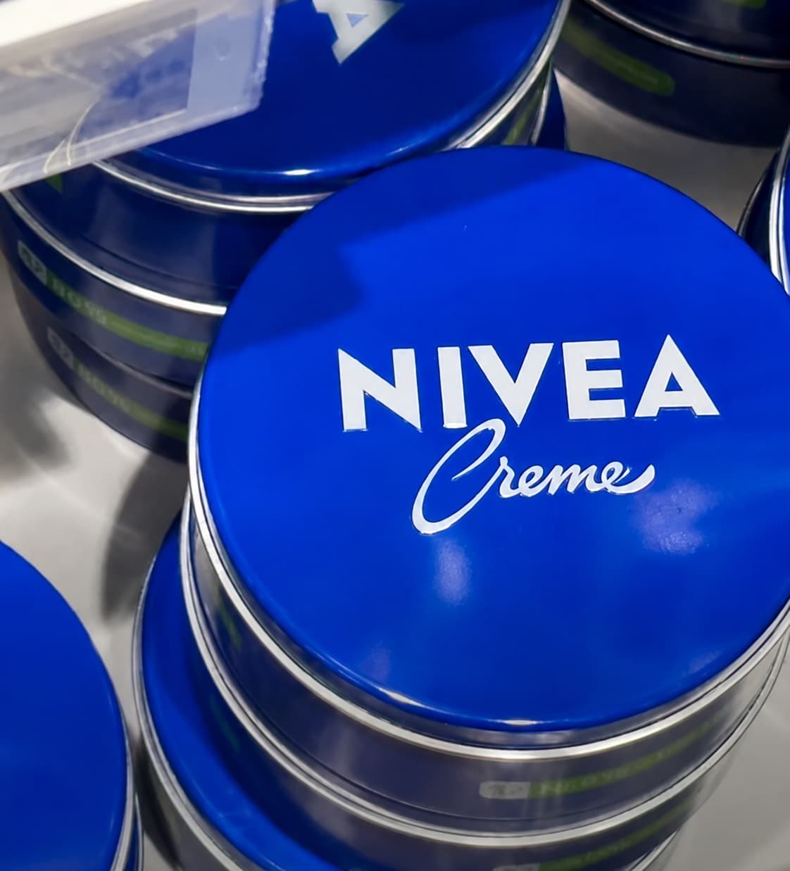 revistapazes.com - Defesa do Consumidor analisou o ic&ocirc;nico creme Nivea da lata azul. Mas a conclus&atilde;o chocou muita gente...