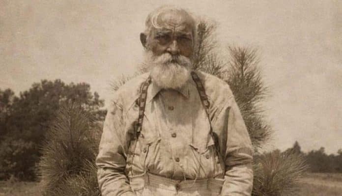 Vendido com um mês de vida, ele guardou este segredo inacreditável até completar 85 anos