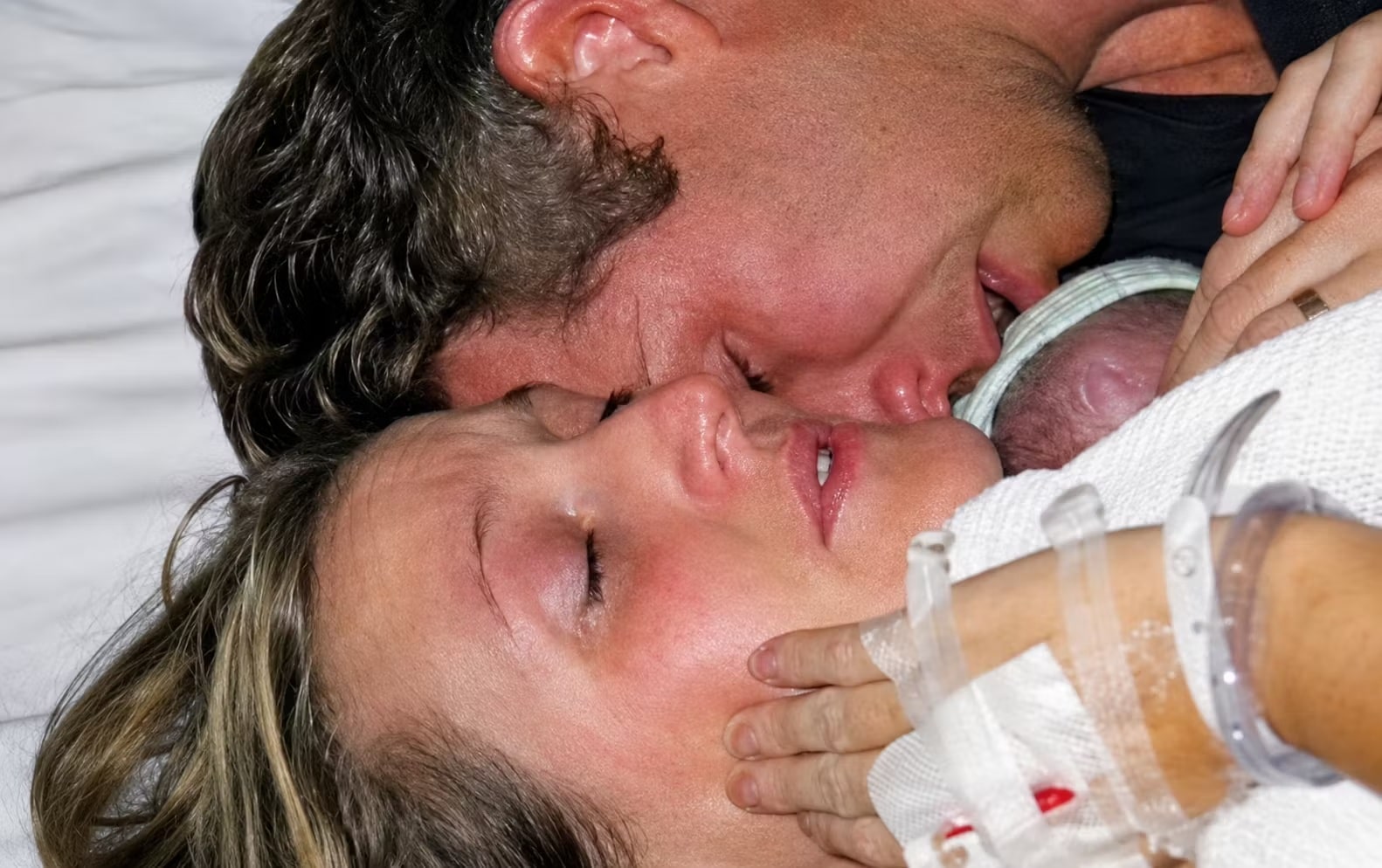 revistapazes.com - O beb&ecirc; nasceu sem vida, mas um gesto desesperado dos pais chocou os m&eacute;dicos