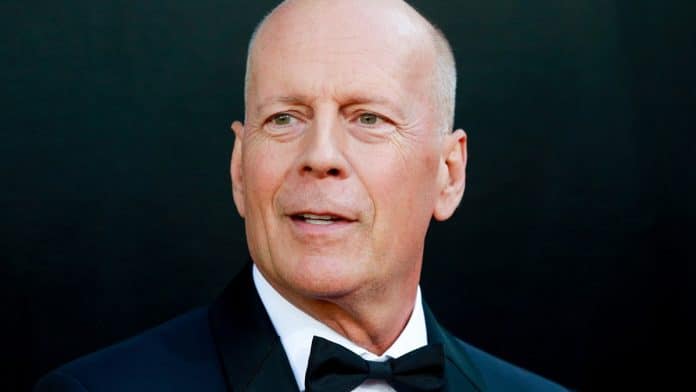 Bruce Willis faz rara aparição pública em Los Angeles após diagnóstico que o afastou dos cinemas