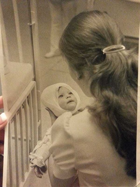 revistapazes.com - Em 1977, uma enfermeira salvou um beb&ecirc; gravemente queimado. 38 anos depois, ela viu uma antiga foto no Facebook e ficou paralisada