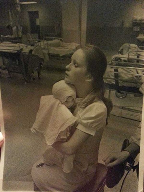 revistapazes.com - Em 1977, uma enfermeira salvou um beb&ecirc; gravemente queimado. 38 anos depois, ela viu uma antiga foto no Facebook e ficou paralisada