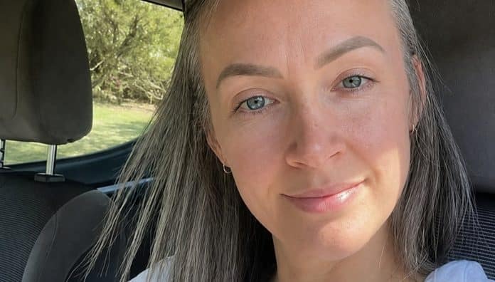 Mulher pede para a internet adivinhar sua idade e fica chocada com os comentários
