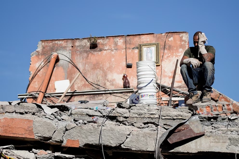 revistapazes.com - Terremoto derrubou o pr&eacute;dio, mas ela usou o pr&oacute;prio corpo para proteger seu cachorro dos escombros