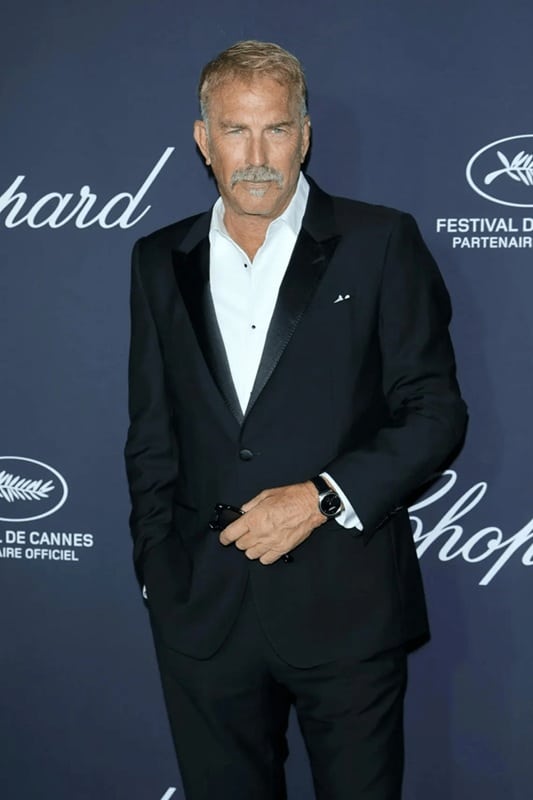 revistapazes.com - Kevin Costner reaparece aos 70 anos e um detalhe em seu visual rouba toda a aten&ccedil;&atilde;o