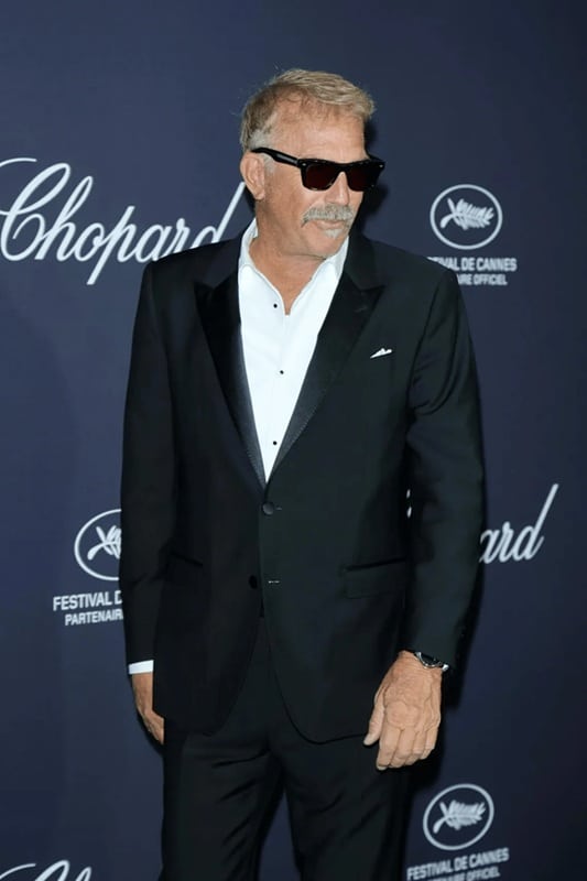 revistapazes.com - Kevin Costner reaparece aos 70 anos e um detalhe em seu visual rouba toda a aten&ccedil;&atilde;o