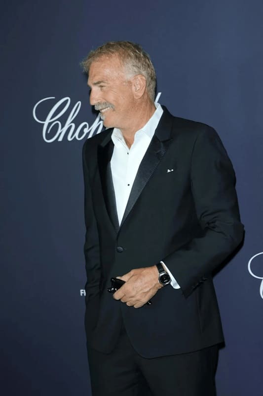 revistapazes.com - Kevin Costner reaparece aos 70 anos e um detalhe em seu visual rouba toda a aten&ccedil;&atilde;o