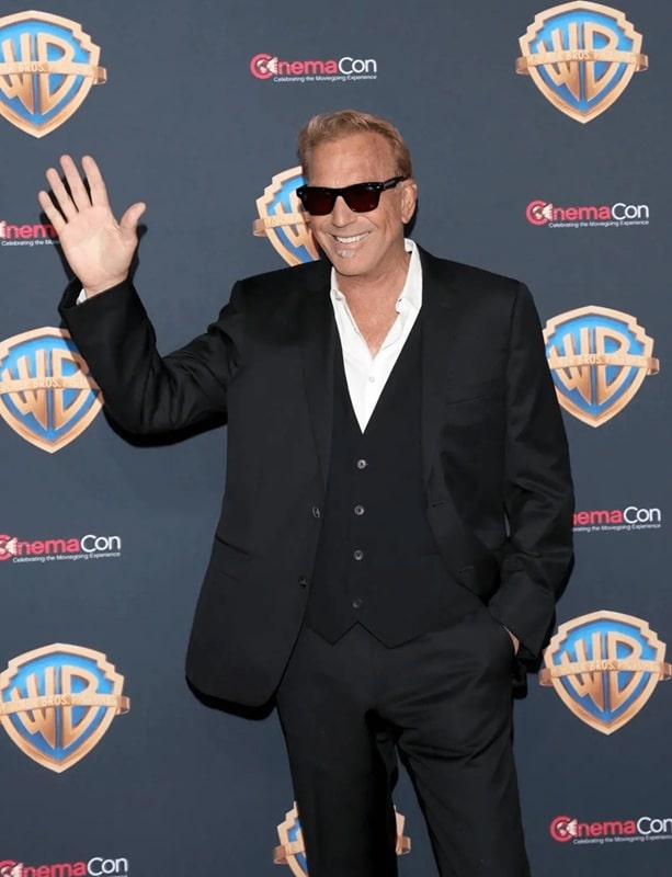 revistapazes.com - Kevin Costner reaparece aos 70 anos e um detalhe em seu visual rouba toda a aten&ccedil;&atilde;o
