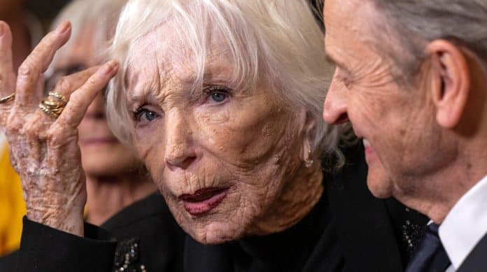 Ela fez um lifting facial, mas, aos 91 anos, escolheu envelhecer naturalmente: veja sua transformação em fotos