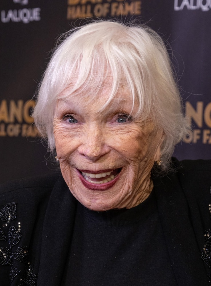 revistapazes.com - Ela fez um lifting facial, mas, aos 91 anos, escolheu envelhecer naturalmente: veja sua transforma&ccedil;&atilde;o em fotos