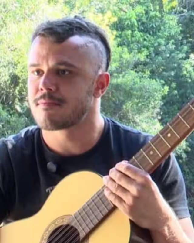 revistapazes.com - Enquanto m&eacute;dicos retiravam um tumor de seu c&eacute;rebro, m&uacute;sico brasileiro come&ccedil;ou a tocar viol&atilde;o