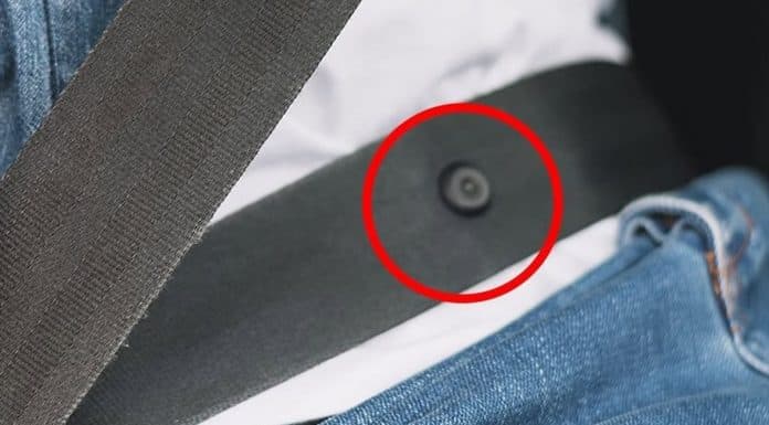 Finalmente descobriram para que serve aquele pequeno botão do cinto de segurança