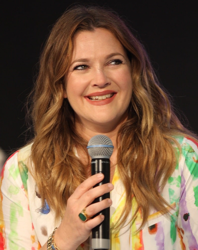 revistapazes.com - Sua m&atilde;e a internou em uma institui&ccedil;&atilde;o, onde ela foi obrigada a limpar banheiros... hoje, ela &eacute; uma multimilion&aacute;ria de Hollywood