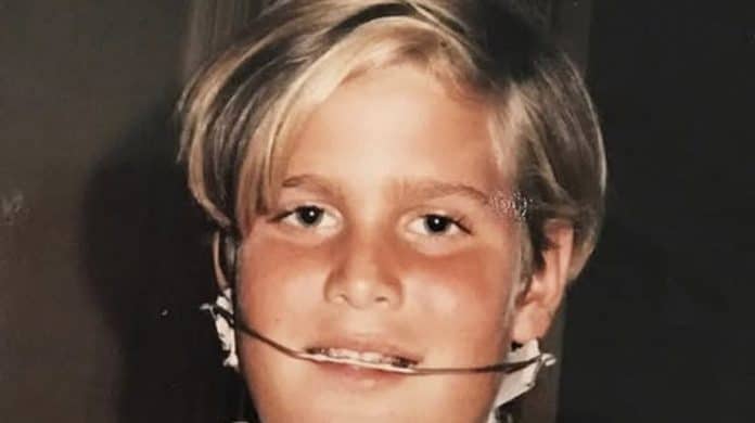 Depois de perder o pai famoso ainda adolescente, ele levou anos para revelar algo importante à família (e ao mundo)