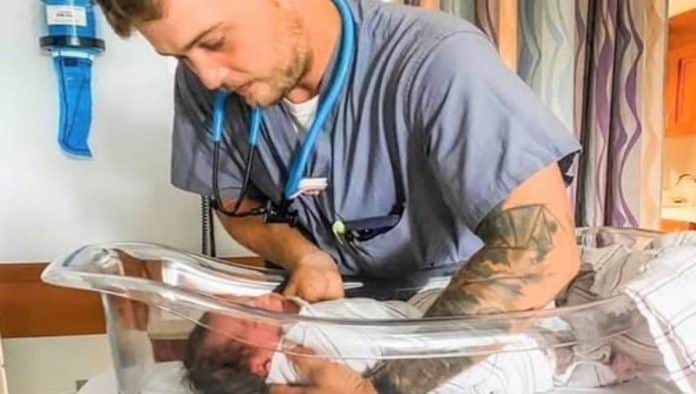 Família desconfia de enfermeiro ‘diferente’ na sala de parto, mas atendimento muda completamente sua impressão