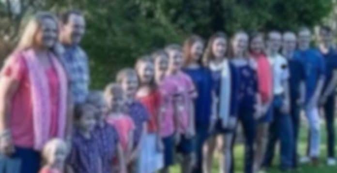A família tem 16 filhos, mas é a rotina por trás da casa que mais chama atenção