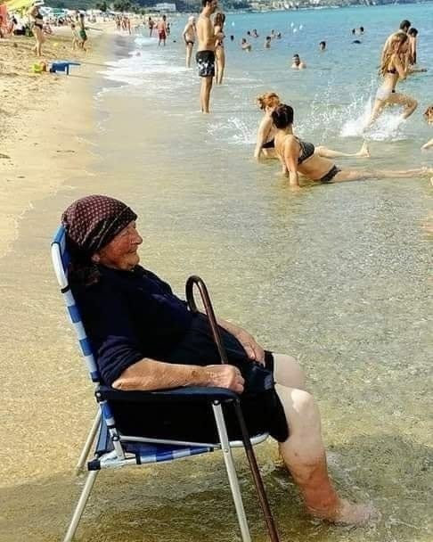 revistapazes.com - Foto de idosa com os p&eacute;s no mar emociona nas redes, mas tamb&eacute;m foi manipulada - consegue achar o erro?