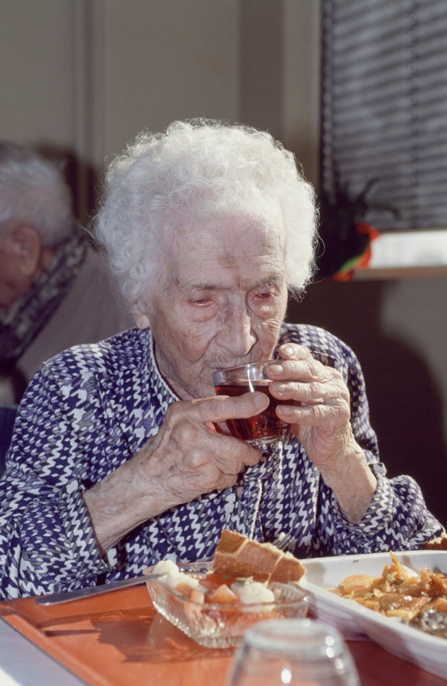 revistapazes.com - A mulher mais velha da hist&oacute;ria fumava, bebia vinho e, ainda assim, viveu at&eacute; os 122 anos! M&eacute;dicos revelam uma coisa que ela fazia todos os dias