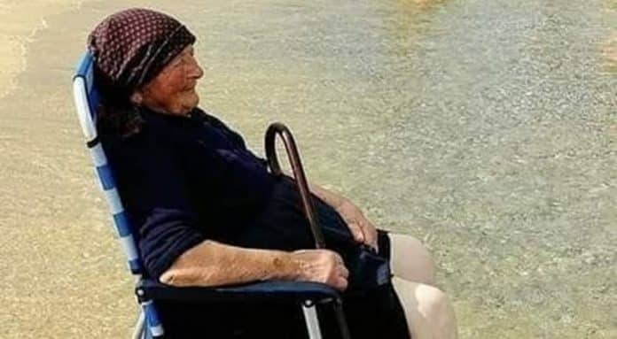 Foto de idosa com os pés no mar emociona nas redes, mas também foi manipulada – consegue achar o erro?