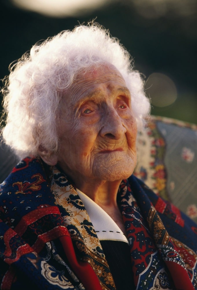 revistapazes.com - A mulher mais velha da hist&oacute;ria fumava, bebia vinho e, ainda assim, viveu at&eacute; os 122 anos! M&eacute;dicos revelam uma coisa que ela fazia todos os dias