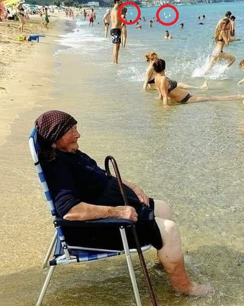 revistapazes.com - Foto de idosa com os p&eacute;s no mar emociona nas redes, mas tamb&eacute;m foi manipulada - consegue achar o erro?