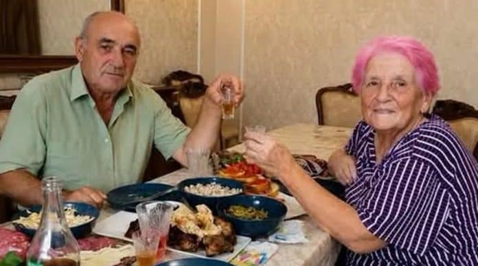 Ele a fez beber vinho todas as noites por 35 anos — e a verdade só apareceu depois de sua morte