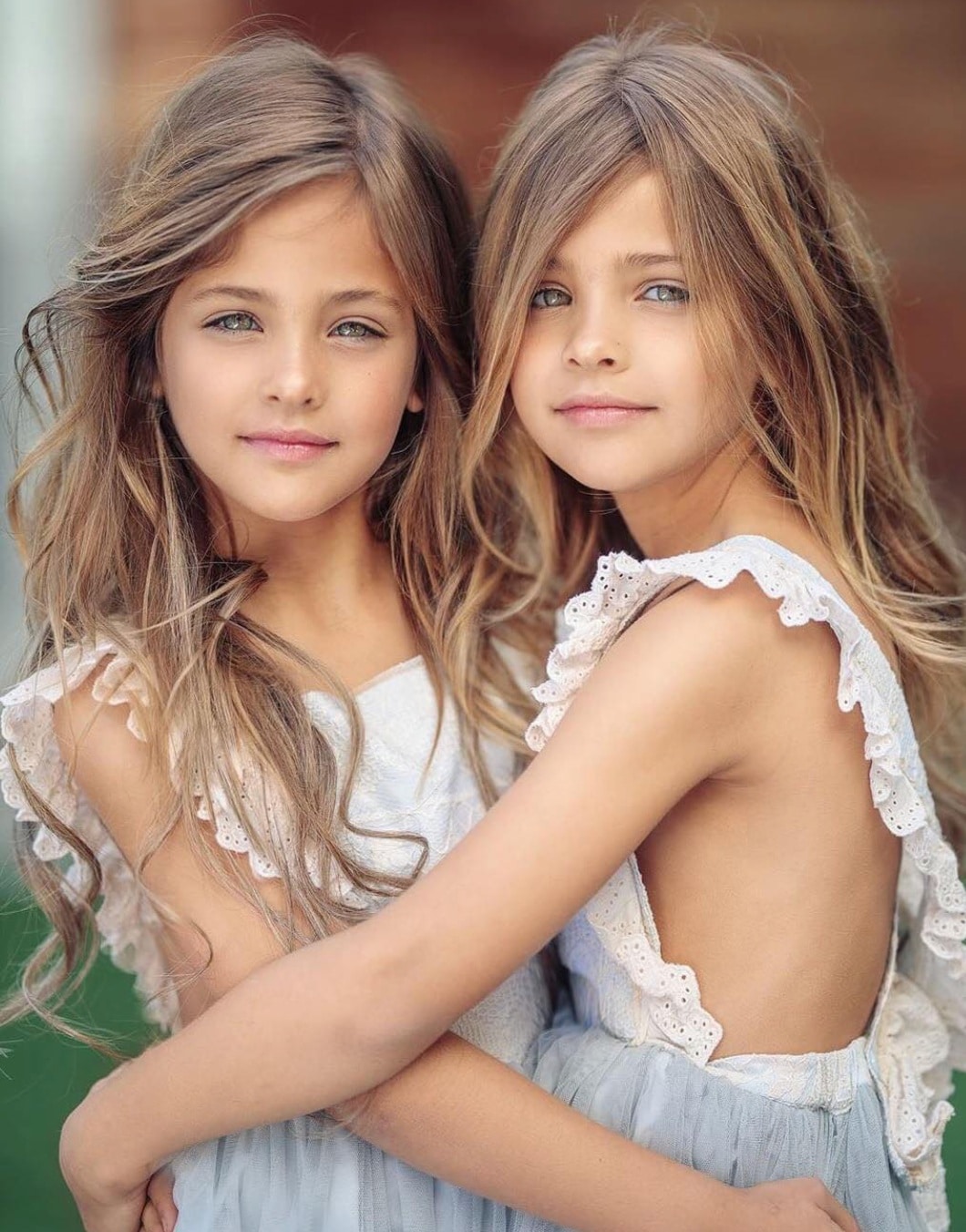 revistapazes.com - Elas foram chamadas de as g&ecirc;meas mais bonitas do mundo. O tempo mudou muito al&eacute;m da apar&ecirc;ncia