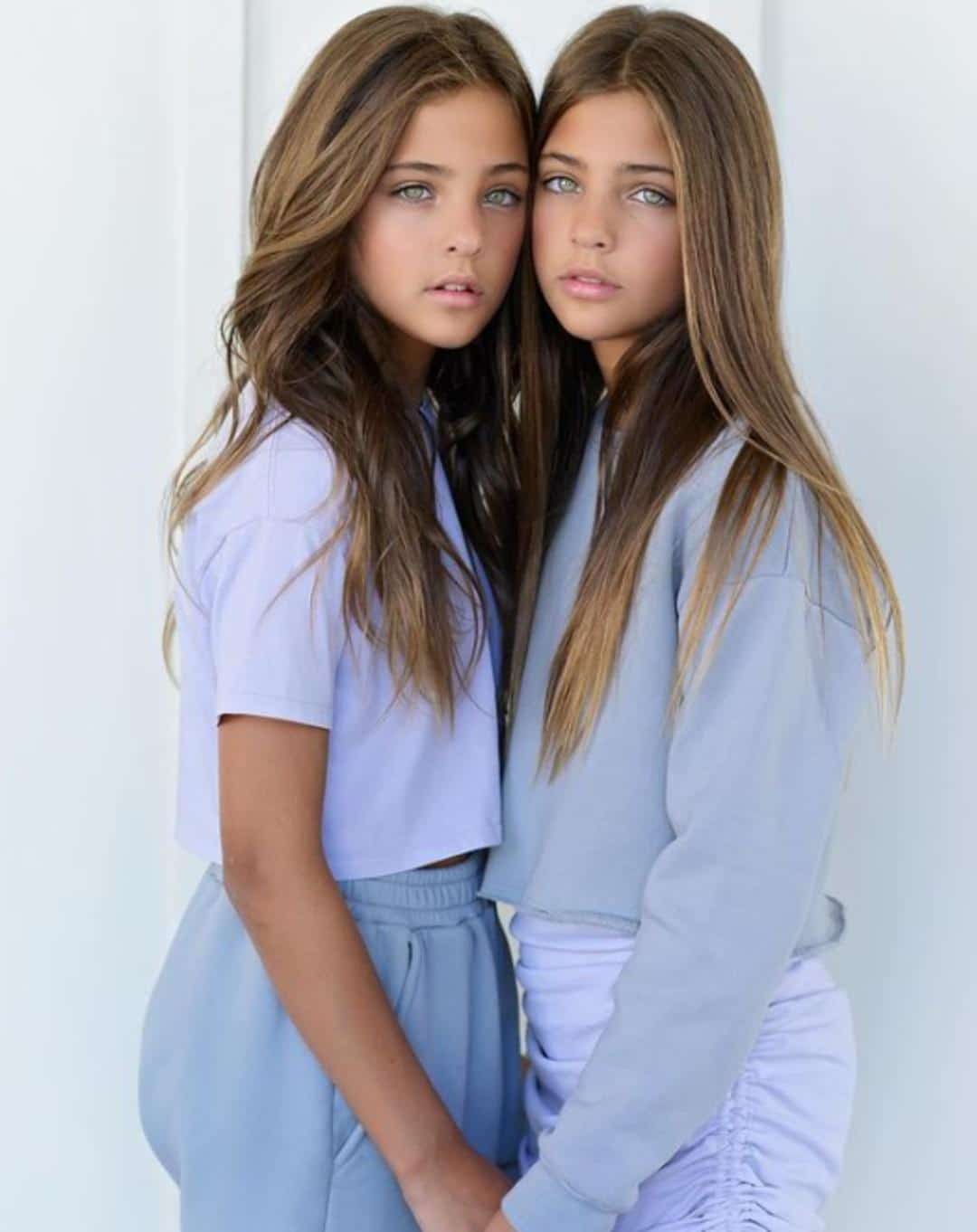 revistapazes.com - Elas foram chamadas de as g&ecirc;meas mais bonitas do mundo. O tempo mudou muito al&eacute;m da apar&ecirc;ncia