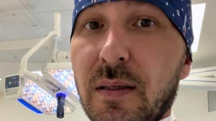 Um médico corajoso explica por que nunca se deve beijar uma pessoa morta