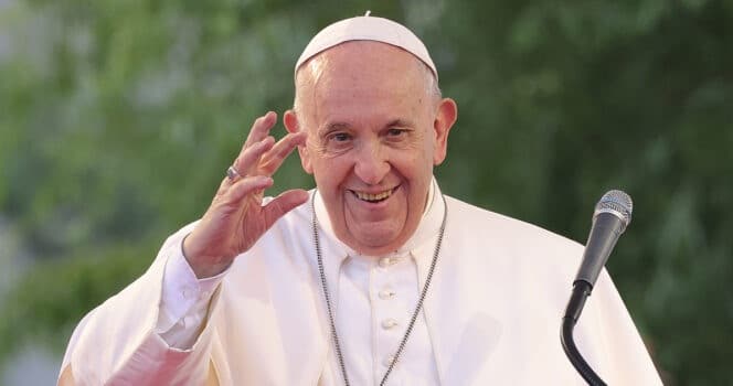 revistapazes.com - A freira que quebrou o protocolo ao chorar diante do caix&atilde;o do Papa fala e confirma os rumores