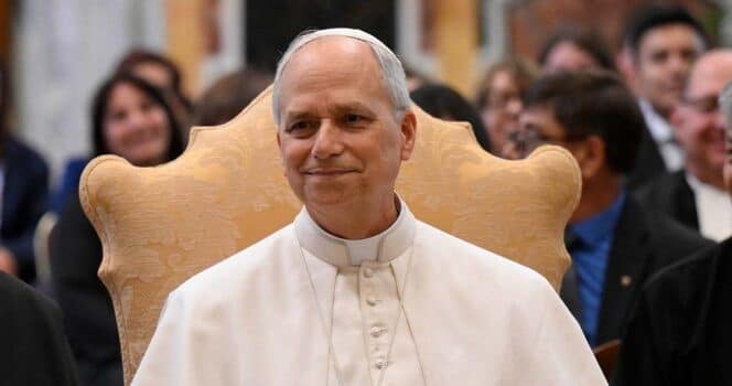 revistapazes.com - Muita gente est&aacute; perplexa ao ver o detalhe &lsquo;surrealista&rsquo; na vestimenta do papa Le&atilde;o durante uma missa