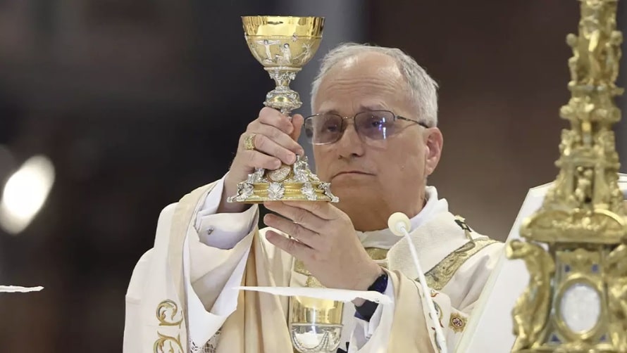 revistapazes.com - Muita gente est&aacute; perplexa ao ver o detalhe &lsquo;surrealista&rsquo; na vestimenta do papa Le&atilde;o durante uma missa